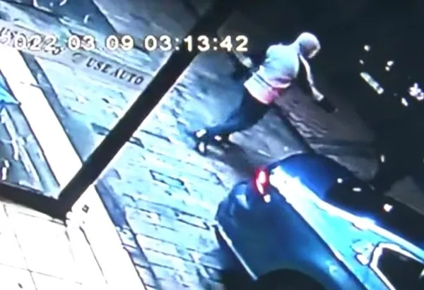 avcilarda-25-milyon-tllik-soygun-para-dolu-kasa-kamera-kayit-cihazi-ve-3-otomobille-kayiplara-karistilar-1648622722732.jpg Avcılar'da 2,5 milyon TL'lik soygun! Para dolu kasa, kamera kayıt cihazı ve 3 otomobille kayıplara karıştılar-5