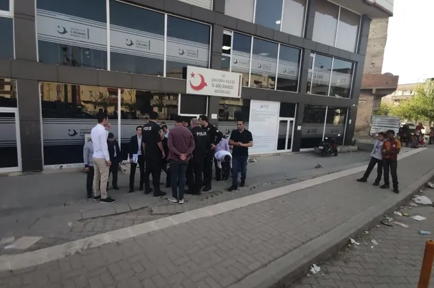 Göç İdaresi'nin camlarını kıran 15 yabancı uyruklu, sınır dışı edilecek