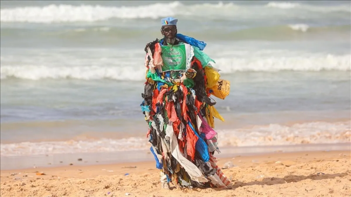 Senegalli "Plastik Adam" Modou Fall, Dakar sokaklarında çevre kirliliğine dikkat çekiyor