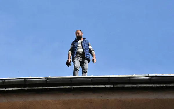 sivasta-intihara-kalkisan-adami-goruntulemeye-calisanlar-tepki-cekti-1603104278483.jpg Sivas'ta intihara kalkışan adamı görüntülemeye çalışanlar tepki çekti-2