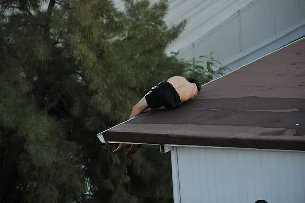 Antalya'da yürekleri ağza getiren olay! 4 katlı apartmanın çatısına çıkıp...-4