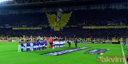 Fenerbahçe taraftarlarından dev Koray Şener koreografisi  Fenerbahçe - Anderlecht maçından dikkat çeken kareler