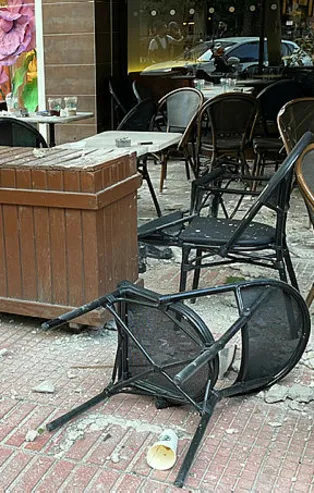 Adana'da görünmez kaza! Kafede otururken hastanelik oldular