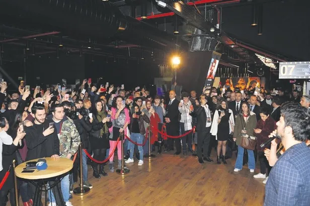 Bergüzar Korel ile Engin Akyürek’in ‘Bir Aşk İki Hayat’ filminin galası yapıldı-2