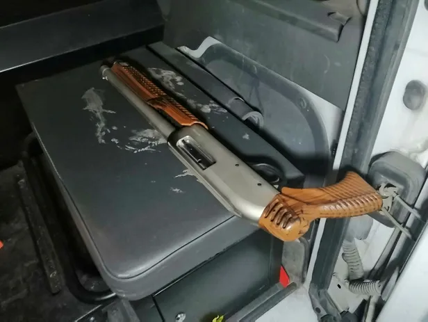 Polisin şüphelenip aradığı otomobilden pompalı tüfek ve uyuşturucu çıktı-3