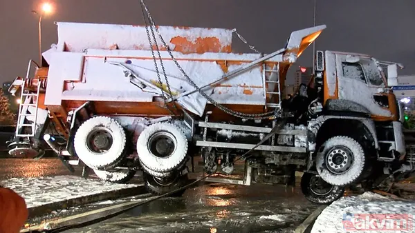 Beylikdüzü'nde kar küreme aracı devrildi! - 3