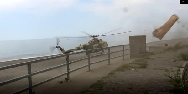 giresun-tirebolu-sahiline-1-gun-arayla-2-kez-acil-inis-yapan-azerbaycan-hava-kuvvetlerine-ait-mi-17-tipi-helikopter-icin-parca-ve-muhendis-bekleniyor-1621689275221.jpg Giresun Tirebolu sahiline 1 gün arayla 2 kez acil iniş yapan Azerbaycan Hava Kuvvetleri'ne ait Mİ-17 tipi helikopter için parça ve mühendis bekleniyor-4