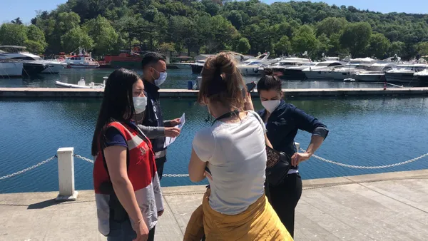 sokaga-cikma-kisitlamasina-ragmen-istanbul-bogazinda-yuzenler-polisi-gorunce-giyinmeden-kacti-1620974951331.jpg Sokağa çıkma kısıtlamasına rağmen İstanbul Boğazı'nda yüzenler polisi görünce giyinmeden kaçtı-4