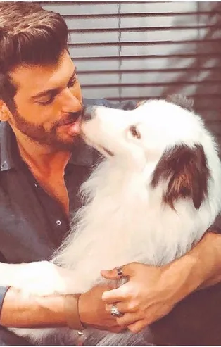 Can Yaman ve köpeği Tesla'dan sevimli poz