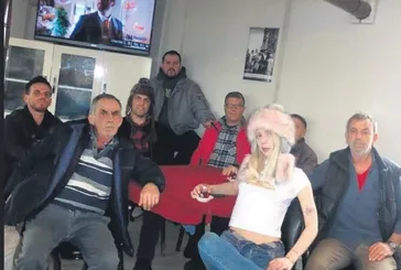 Güzel şarkıcı Aleyna Tilki kahvehanede amcalarla poz verdi! Sosyal medyada gündem oldu