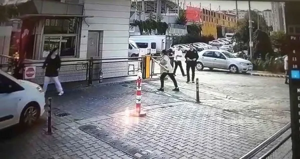 SON DAKİKA: Kargo paketi kapısına çıkartılmayan kadın dehşet saçtı: Bizim evin önünde çalışan bir köpeksin-1