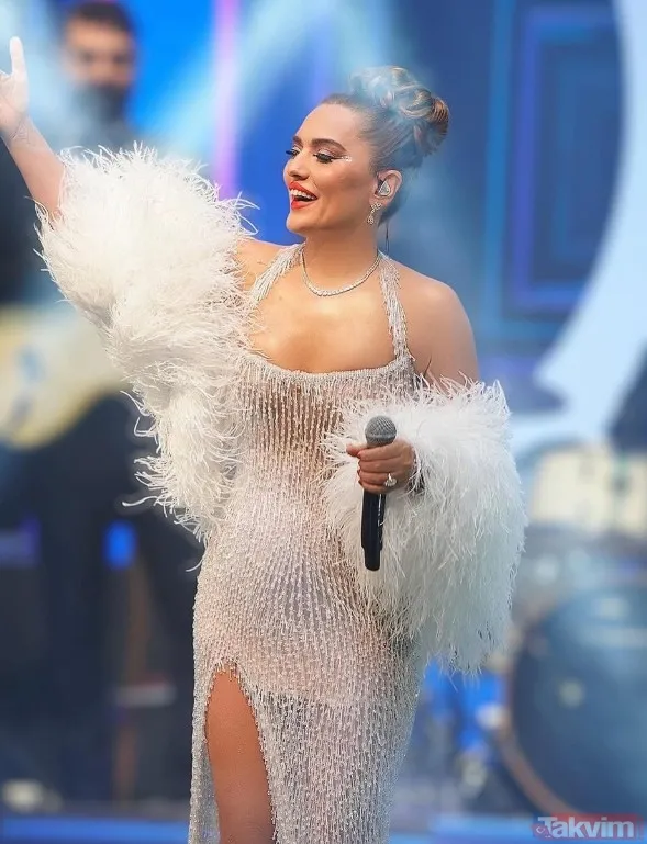 Geçen Yaz Sahnelere Kilolarıyla Çıkan Demet Akalın, Bu Yıl Çok Daha Fit, Çok Daha İddialı. Geçen Yaz Vücudundan 6 Kilo Yağ Aldıran Ve Ardından Diyetle Toplam 11...