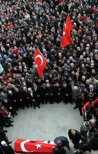 Necmeddin öğretmeni on binlerce kişi uğurladı