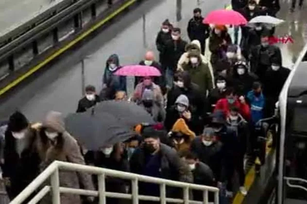 İstanbul'da vatandaşlar toplu taşıma araçlarındaki yoğunluktan dert yandı