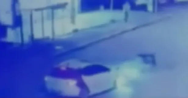 Kafa kafaya feci kaza! Otomobil ile motosikletin çarpışma anı kamerada