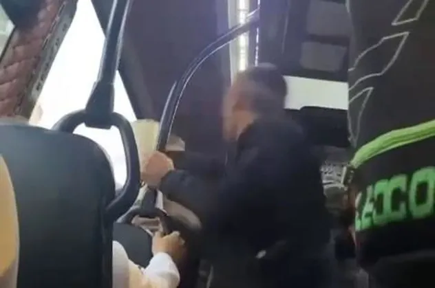 Minibüste yüksek sesle müzik dinlediler, tepki gelince ortalığı birbirine kattılar