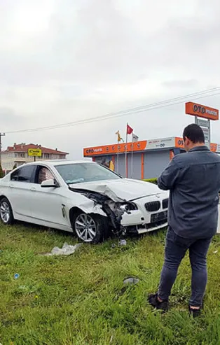 Sakarya'da zincirleme kaza! Kazadan kaçmaya çalışırken refüjdeki direğe çarptı
