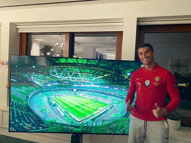 Koronavirüse yakalanan Cristiano Ronaldo İsveç maçını televizyondan izledi! Herkes bambaşka sanınca...-2