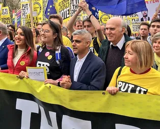 İngiltere ayakta! Milyonlar Brexit için sokağa döküldü