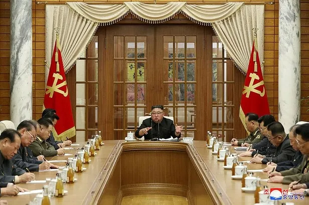 kuzey-kore-lideri-kim-jong-una-cinde-gelistirilen-bir-koronavirus-asisinin-yapildigi-iddia-edildi-1606771498046.jpeg Kuzey Kore lideri Kim Jong Un'a Çin'de geliştirilen bir koronavirüs aşısının yapıldığı iddia edildi!-3