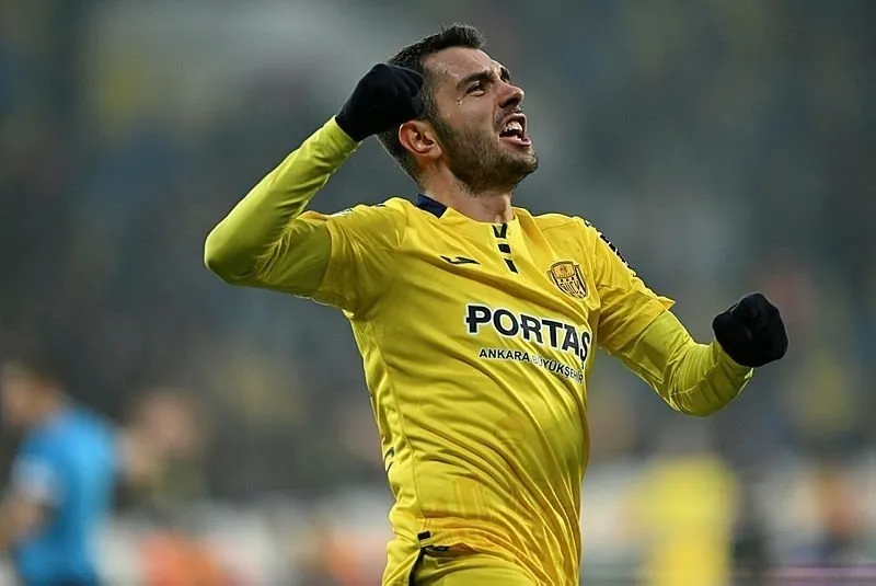 Derbi sonrası flaş karar! Okan Buruk o isimlerin biletini kesti - 29