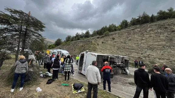 Isparta'da yolcu midibüsü devrildi: 16 yaralı!