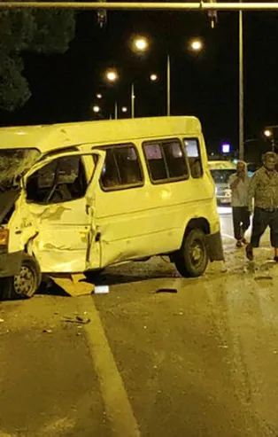 Alkollü minibüs şoförü, TIR'a çarptı