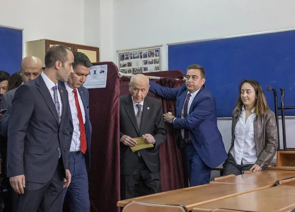 manipulatif-anketlere-sandikta-mhp-tokadi-gucunu-pekistirdi-1684136445706.jpg Manipülatif anketlere sandıkta MHP tokadı: Gücünü pekiştirdi-2