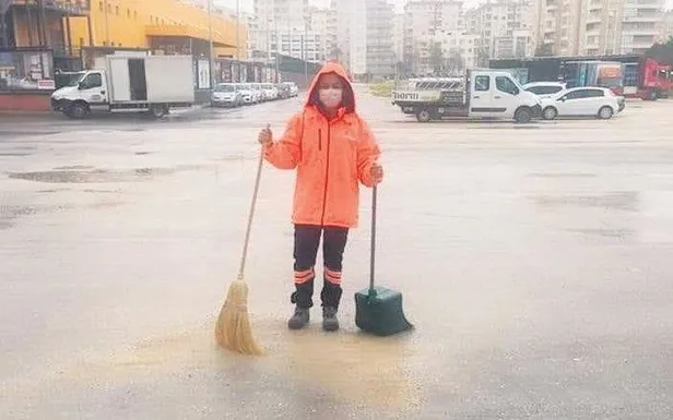 CHP'li belediye işten atamadığı kadın personeli süpürgeli temizliğe gönderdi!-3