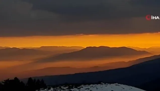 Bolu’nun Mudurnu ilçesinde yüksek kesimlerden görüntülenen gün batımı manzarası mest etti