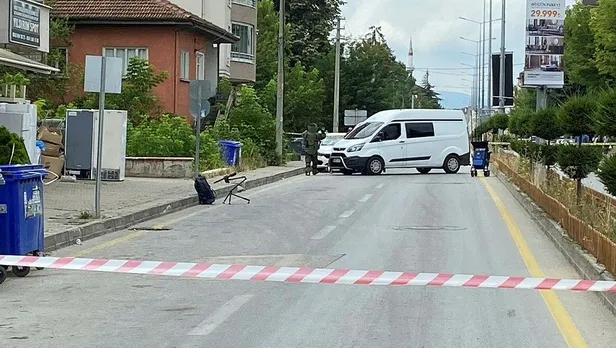 boluda-supheli-canta-alarmi-bomba-imha-ekibi-funyeyle-patlatti-1691583040088.jpeg Bolu'da şüpheli çanta alarmı! Bomba imha ekibi fünyeyle patlattı-2