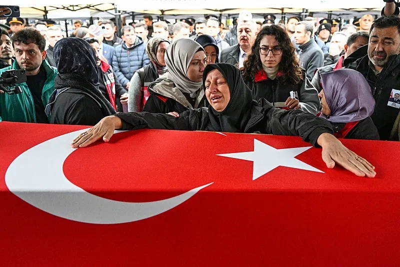Şehit Hava Pilot Binbaşı Nihat İlgen'in cenazesi, Kayseri'de son yolculuğuna uğurlandı. Törene annesi Meryem İlgen (ortada) de katıldı. (AA)