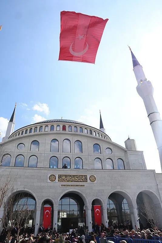 baskan-erdogan-5-bin-kisilik-caminin-acilisini-yapti-milli-ve-manevi-kimligimize-sahip-cikmaya-devam-edecegiz-1773749959124.jpeg Başkan Erdoğan 5 bin kişilik caminin açılışını yaptı: Milli ve manevi kimliğimize sahip çıkmaya devam edeceğiz-3