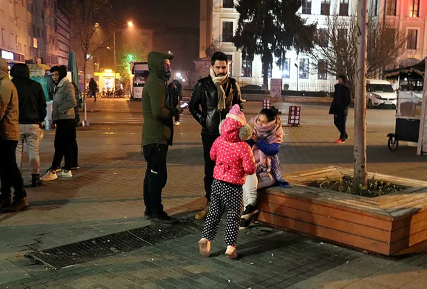 Son dakika: Bolu'daki deprem vatandaşları sokağa döktü-1