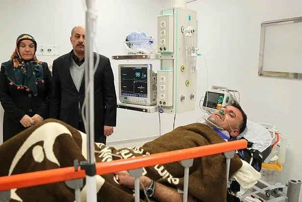 Bahçesaray'daki çığın altından imkanlarıyla kurtulan kepçe operatörü yaşadıklarını anlattı-1