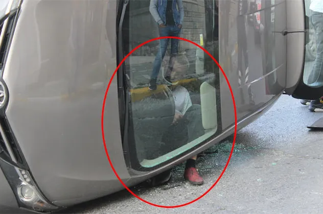 Takla atan araçta böyle sıkıştı