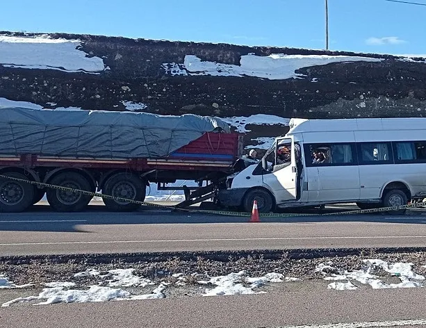 Kayseri’de öğrenci servisi TIR’a arkadan çarptı: Ölü ve yaralılar var