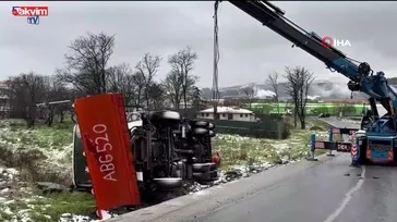 Eyüpsultan'da kar küreme aracı devrildi!