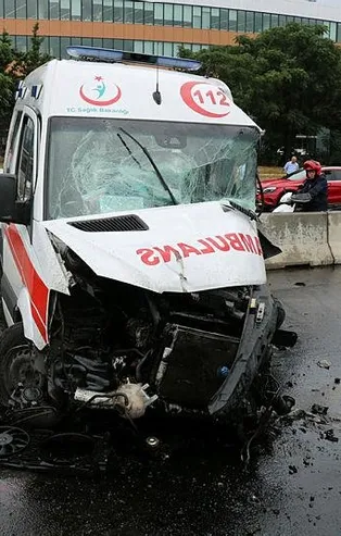 Son dakika: D-100'de feci kaza: 3 ambulans çalışanı yaralandı