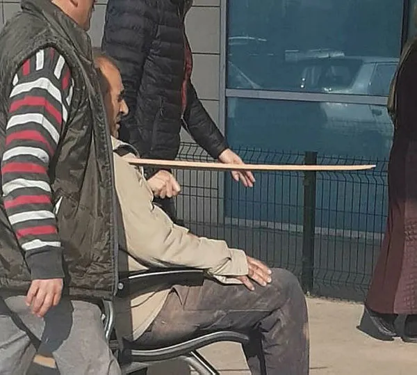İş yerinde korkunç kaza! Göğsüne saplanan tahta parçasıyla hastaneye kaldırıldı-1