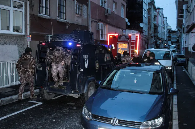 Fatih'te korku dolu dakikalar! İntihar girişiminde bulunan kişiyi polis kurtardı