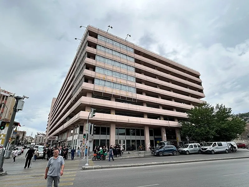 chpli-belediyelerde-grev-memurlar-meydanda-isciler-koridorda-1777558123666.jpeg İzmir’de CHP’li belediyelerde maaş isyanı: Kriz sokağa taştı-3