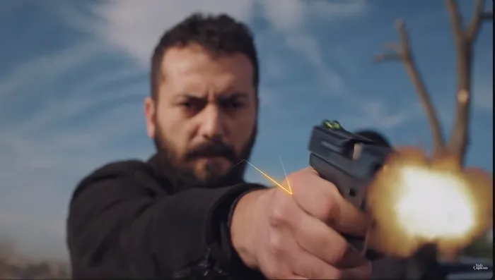 yali-capkininda-senaryo-ters-yuz-oldu-herkes-feritin-olmesini-beklerken-1705310826830.jpg Yalı Çapkını senaristi ters köşe yaptı! Ferit'in ölmesini bekleyen herkes...-3