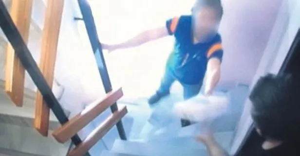 İstanbul Beyoğlu’nda teslimata gelen kargo personeli apartman girişine idrarını yaptı