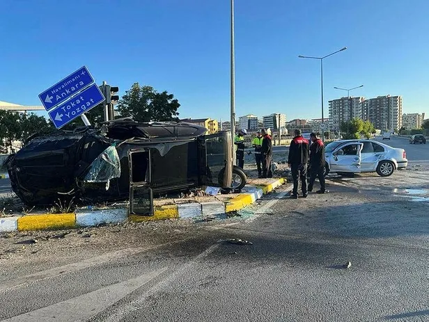 sivasta-feci-kaza-surucu-oldu-esi-ve-kizi-yaralandi-1658554704556.jpeg Sivas'ta feci kaza: Sürücü öldü eşi ve kızı yaralandı-1