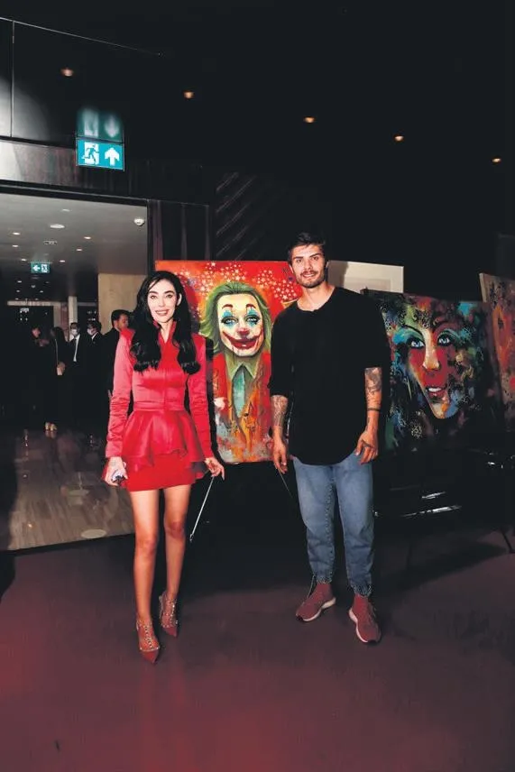 simge-sagin-sahnede-gozyaslarina-boguldu-beni-aglattiginiz-icin-tesekkur-ederim-1634593117422.jpeg Simge Sağın sahnede gözyaşlarına boğuldu: "Beni ağlattığınız için teşekkür ederim"-8