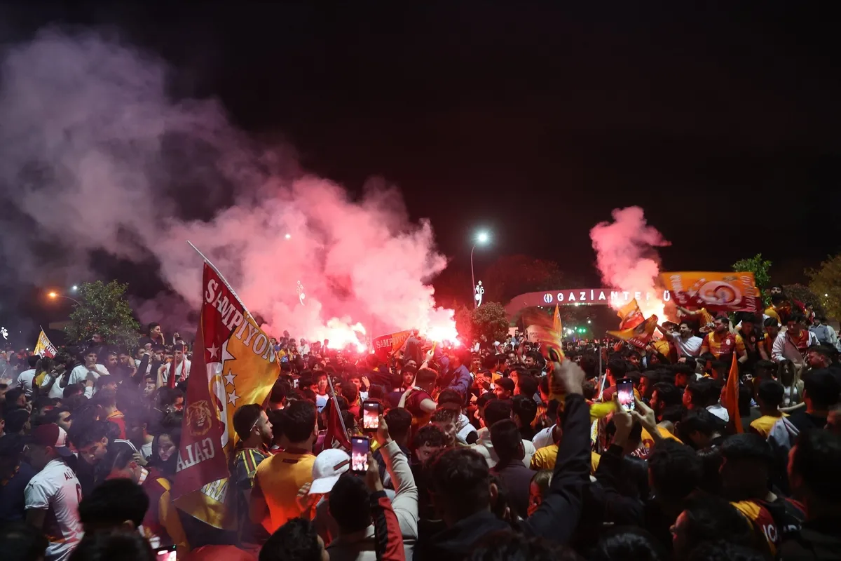 1778356400673.jpeg Türkiye sarı-kırmızı! İstanbul'dan Erzurum'a yurdun dört bir yanında şampiyonluk kutlamaları-3
