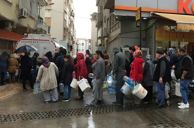 CHP'li belediyelerin hizmet anlayışları değişmemiş! 90'lı yıllardaki su kuyruğunu 2019'da tekrar gördük!
