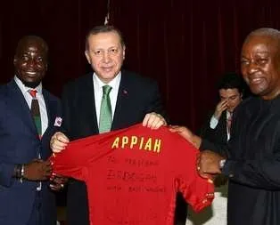 Appiah’tan Erdoğan’a forma hediyesi