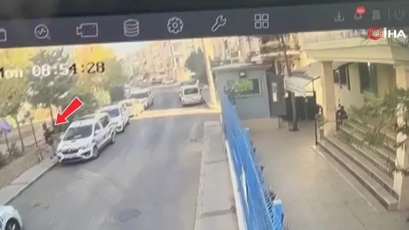İzmir’de polis karakoluna yapılan saldırı anı - VİDEO